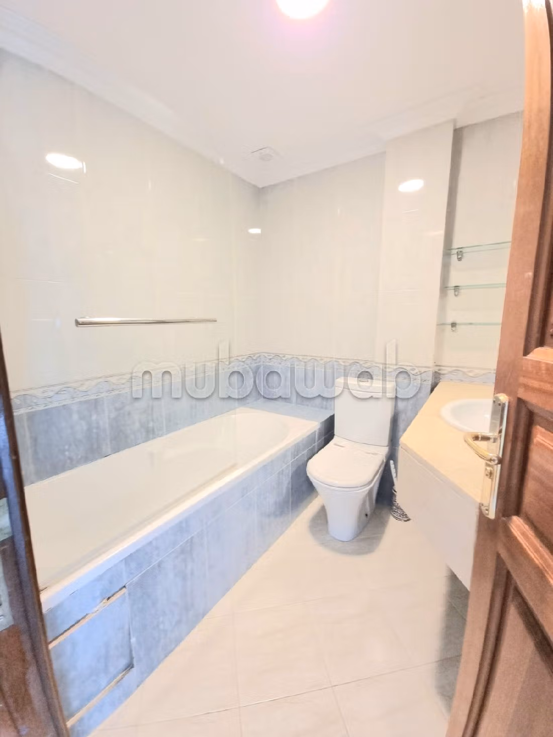 شقة للإيجار بحي النخيل. المساحة 120 م². المدفأة وحارس الإقامة.