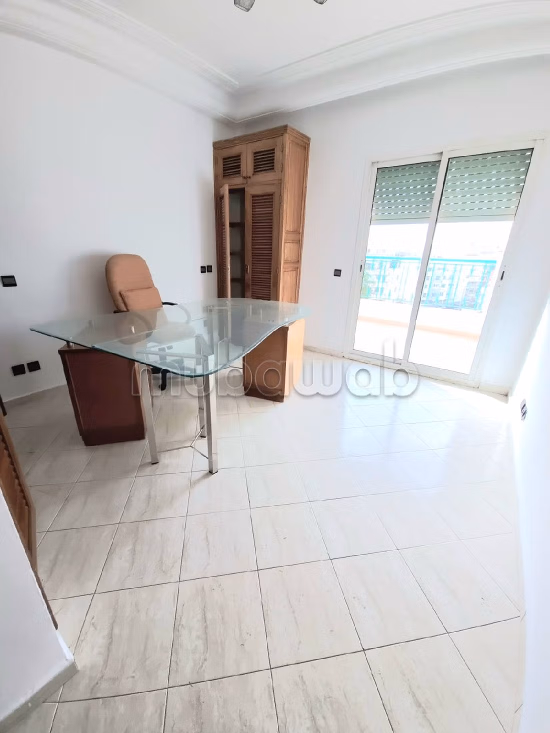 شقة للإيجار بحي النخيل. المساحة 120 م². المدفأة وحارس الإقامة.