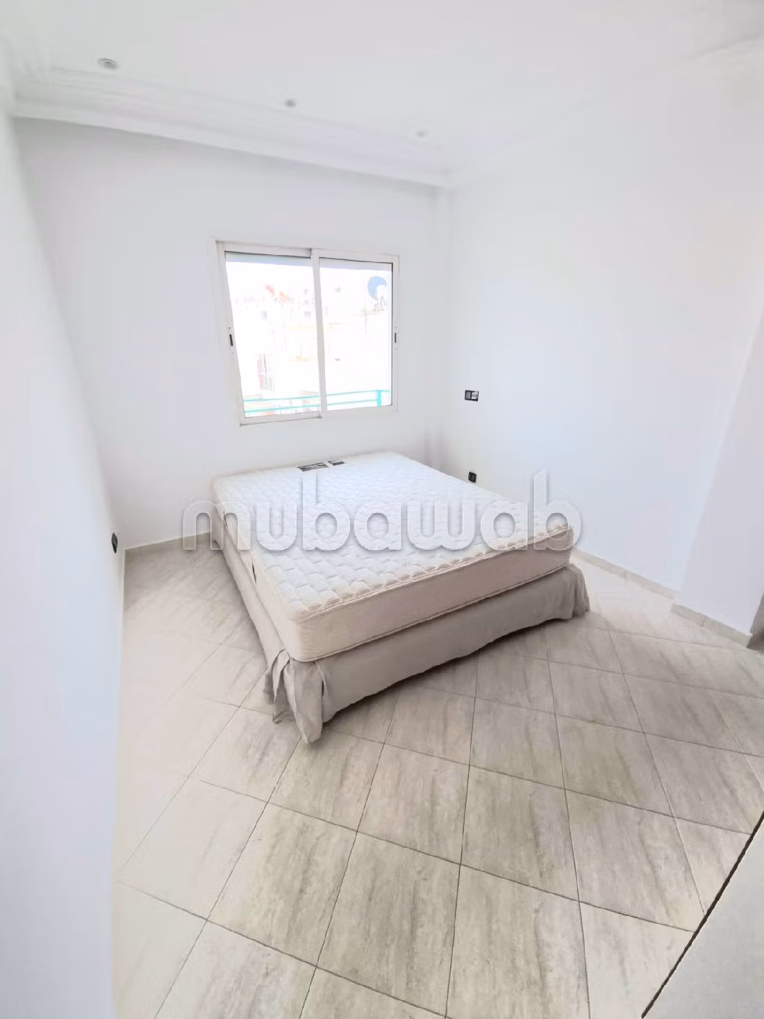 شقة للإيجار بحي النخيل. المساحة 120 م². المدفأة وحارس الإقامة.