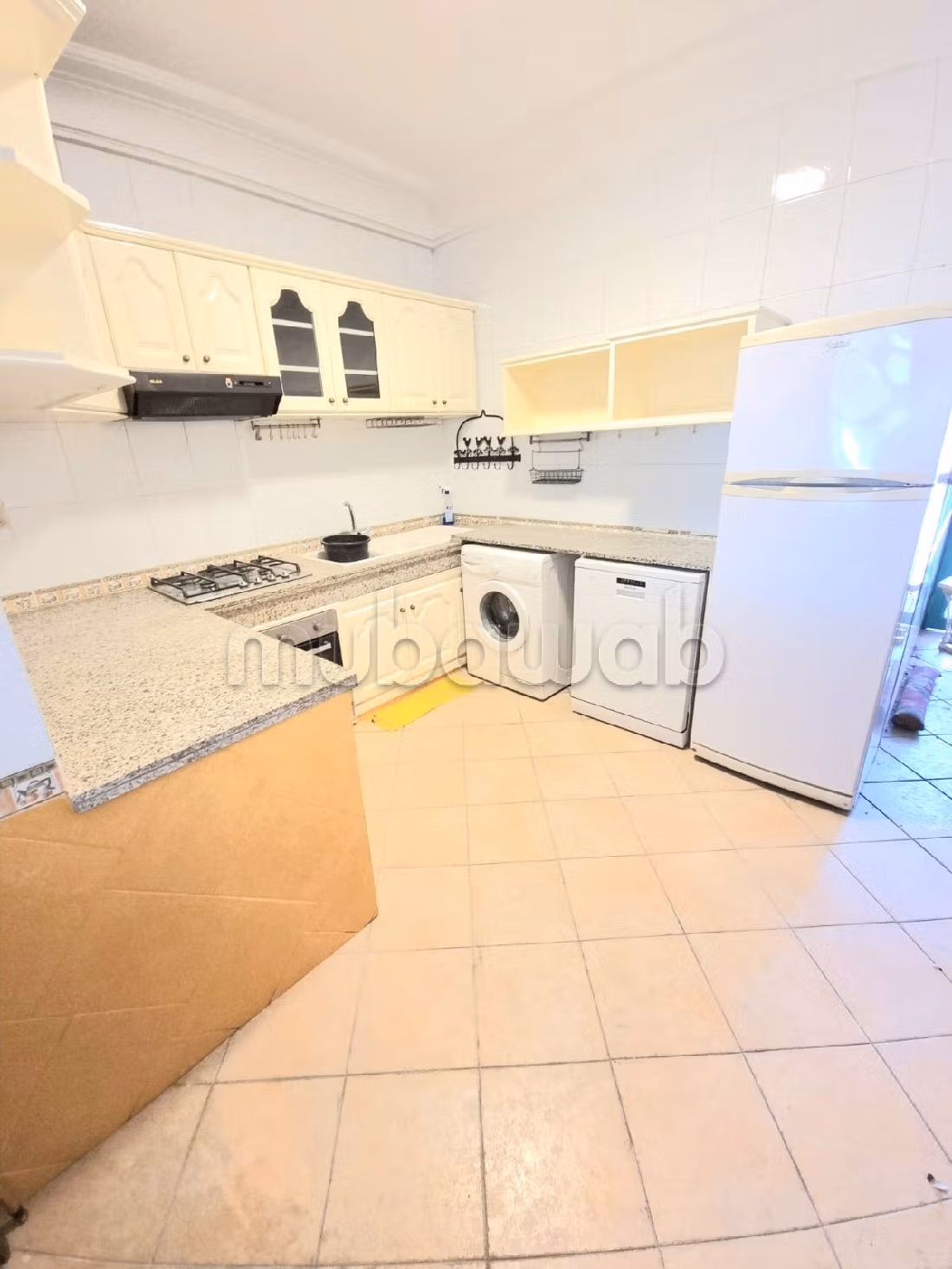 شقة للإيجار بحي النخيل. المساحة 120 م². المدفأة وحارس الإقامة.