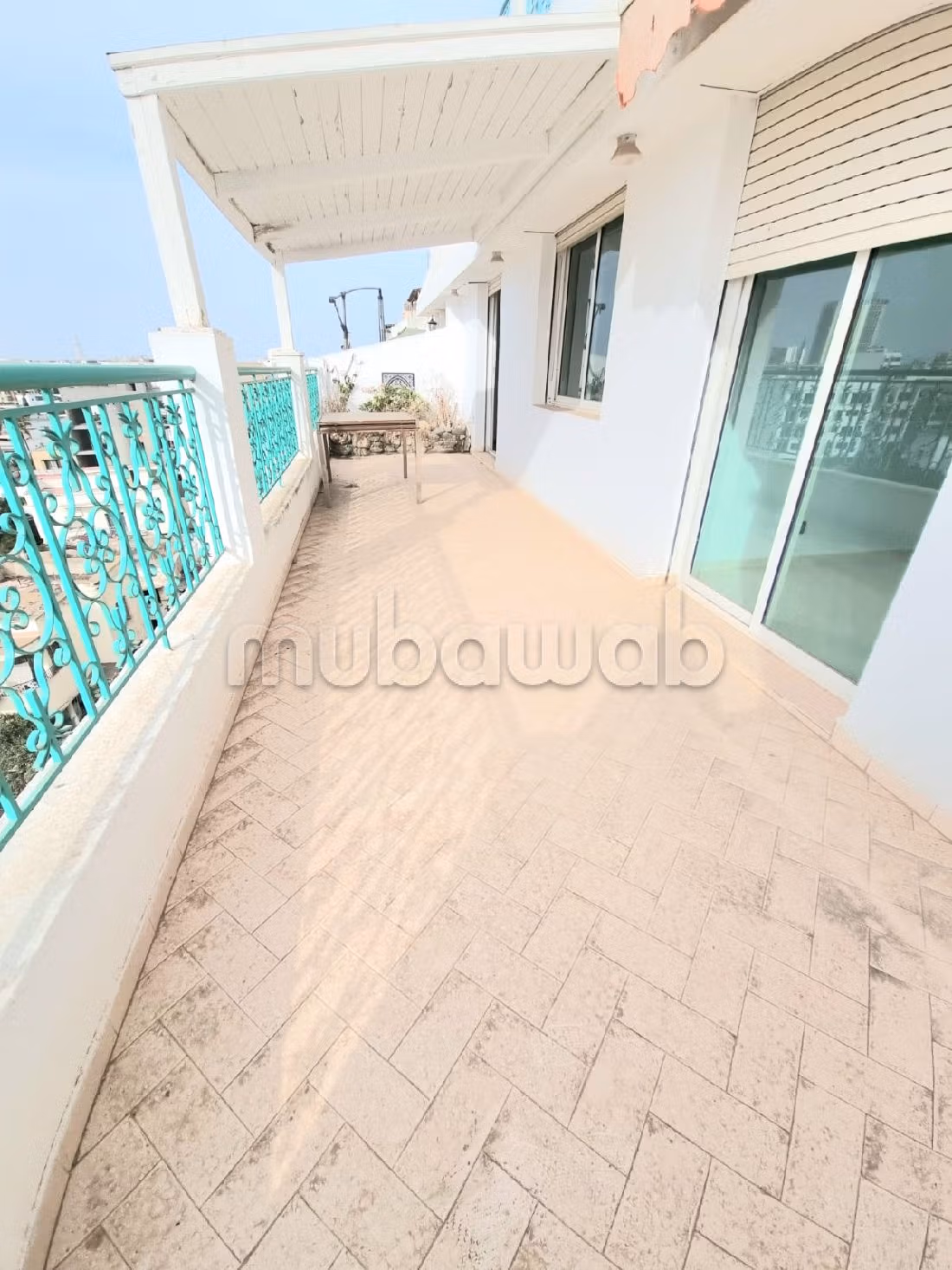 شقة للإيجار بحي النخيل. المساحة 120 م². المدفأة وحارس الإقامة.