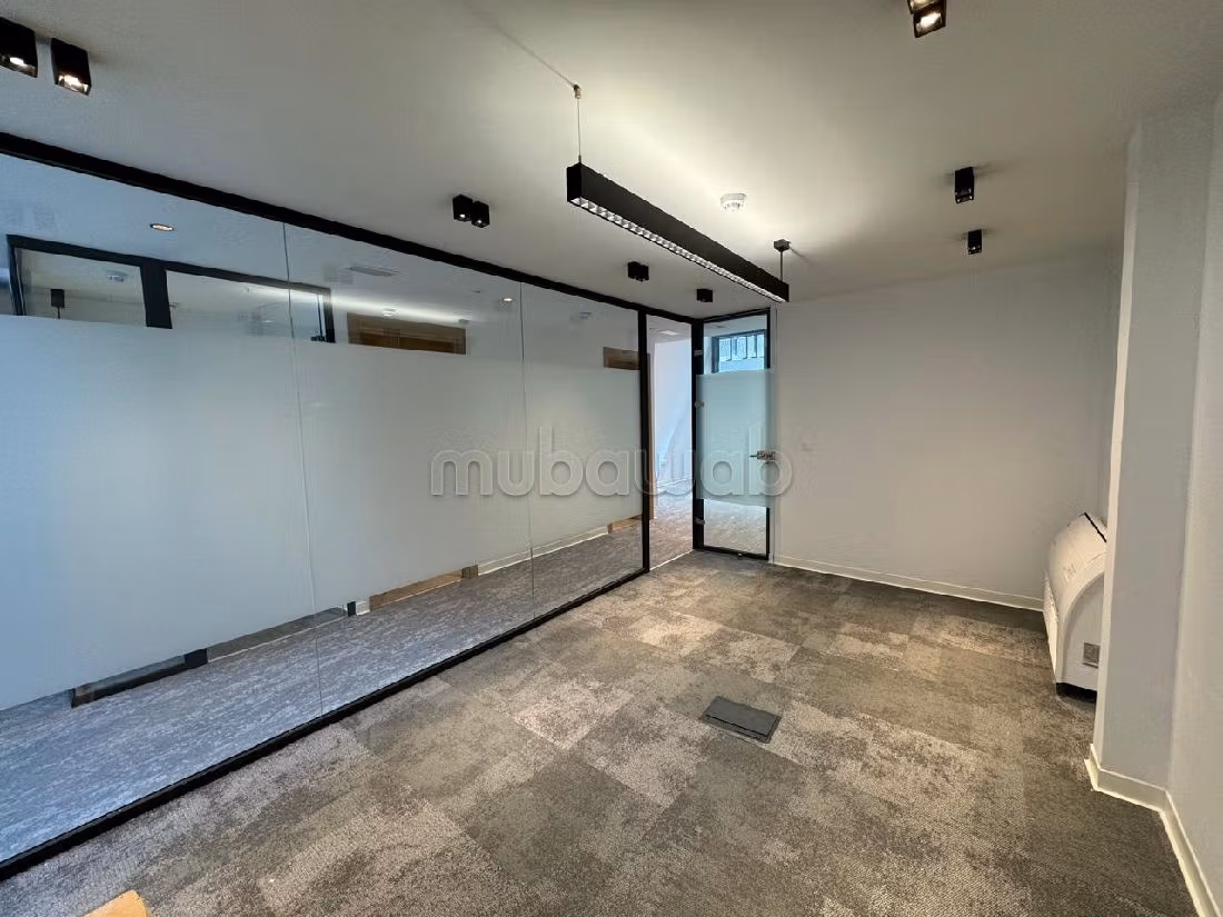 Te huur: kantoorruimte in Casablanca Finance City. Totale oppervlakte 105 m². Verstevigde deur en beveiligingssysteem. 