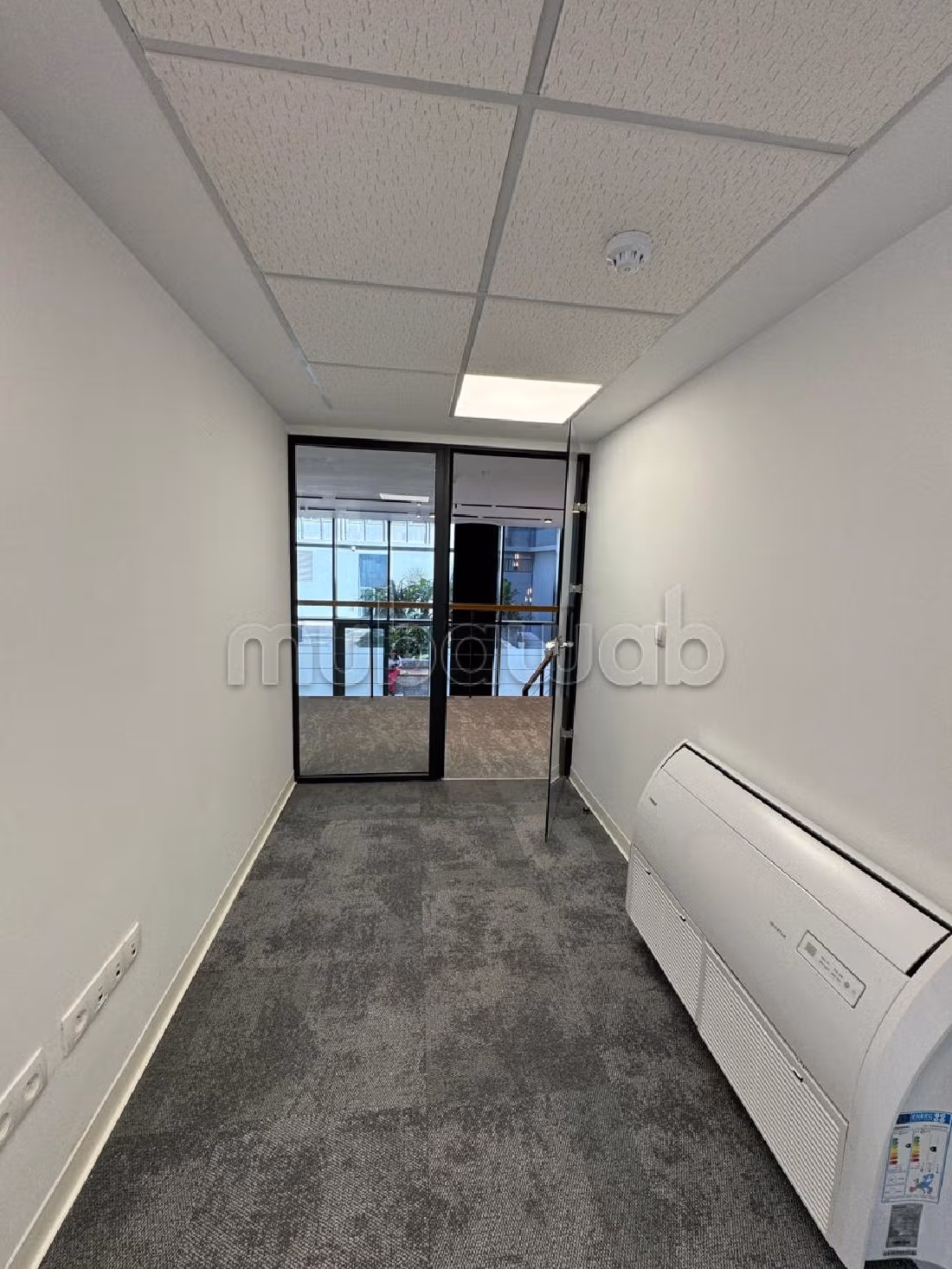 Te huur: kantoorruimte in Casablanca Finance City. Totale oppervlakte 105 m². Verstevigde deur en beveiligingssysteem. 