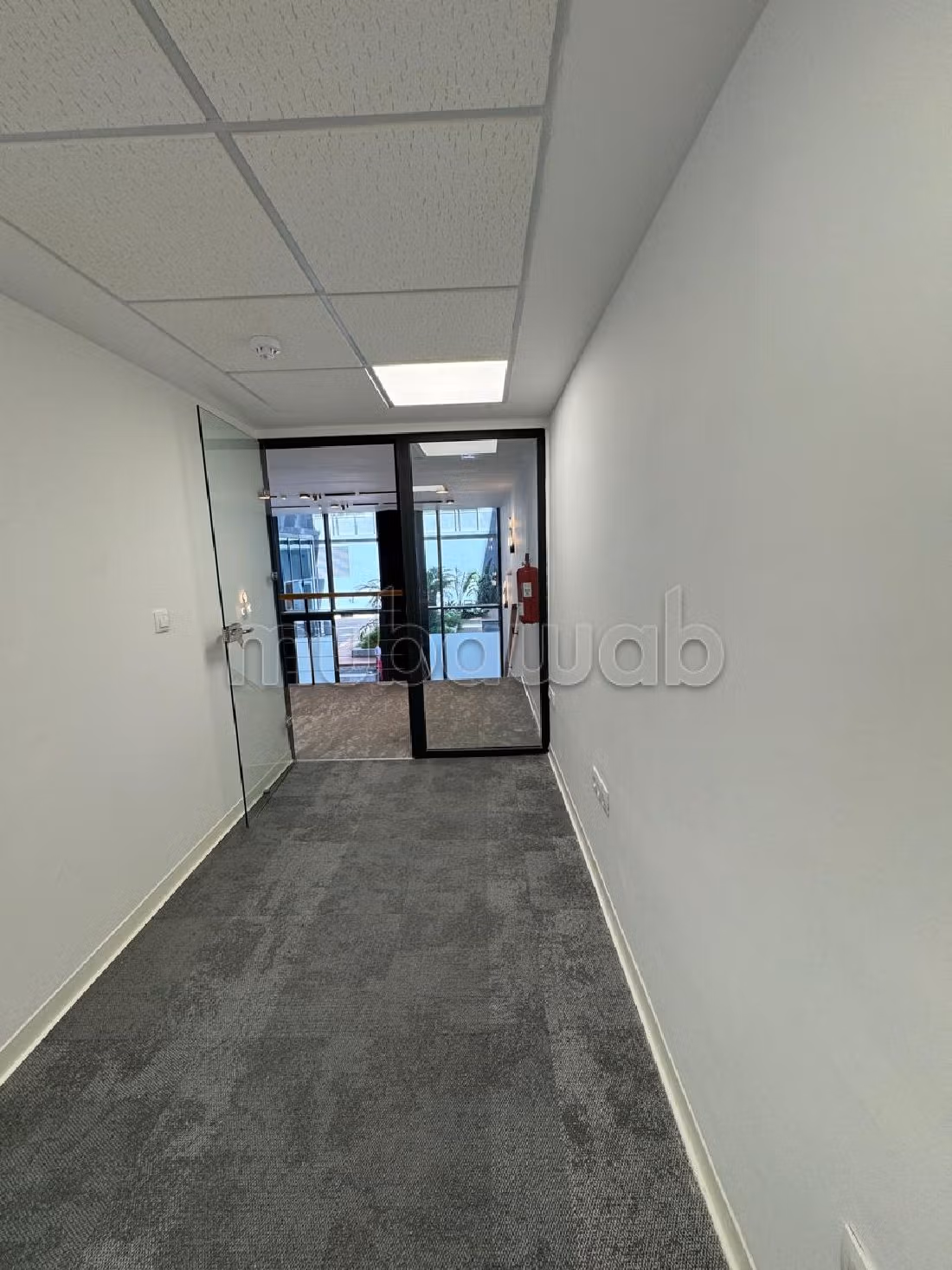 Te huur: kantoorruimte in Casablanca Finance City. Totale oppervlakte 105 m². Verstevigde deur en beveiligingssysteem. 