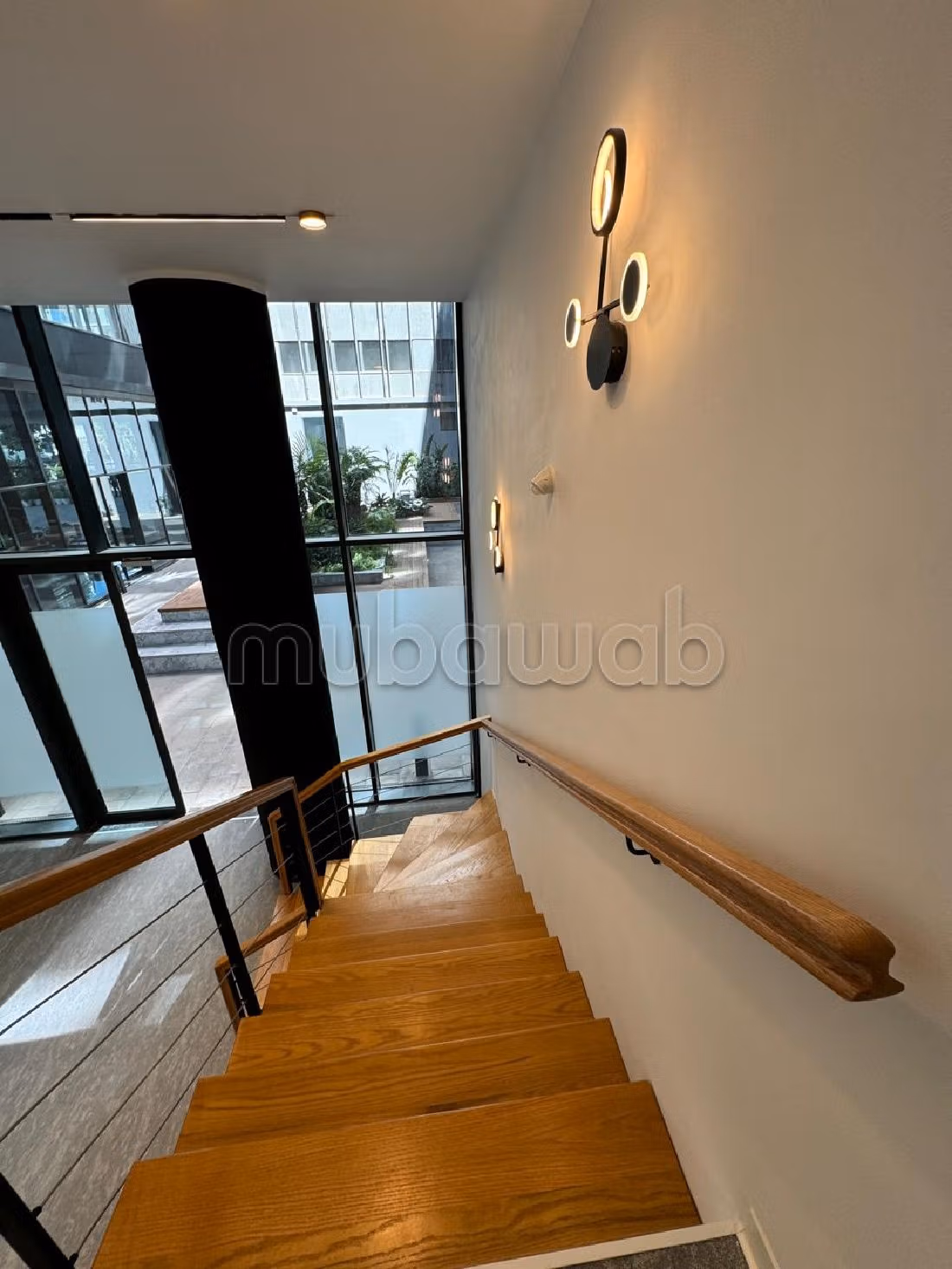 Te huur: kantoorruimte in Casablanca Finance City. Totale oppervlakte 105 m². Verstevigde deur en beveiligingssysteem. 