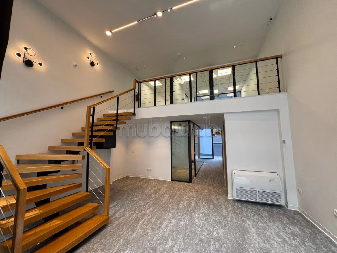 Te huur: kantoorruimte in Casablanca Finance City. Totale oppervlakte 105 m². Verstevigde deur en beveiligingssysteem. 