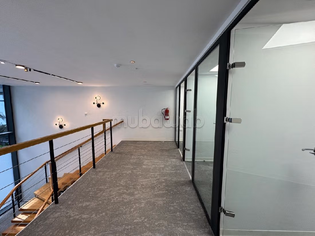 Te huur: kantoorruimte in Casablanca Finance City. Totale oppervlakte 105 m². Verstevigde deur en beveiligingssysteem. 