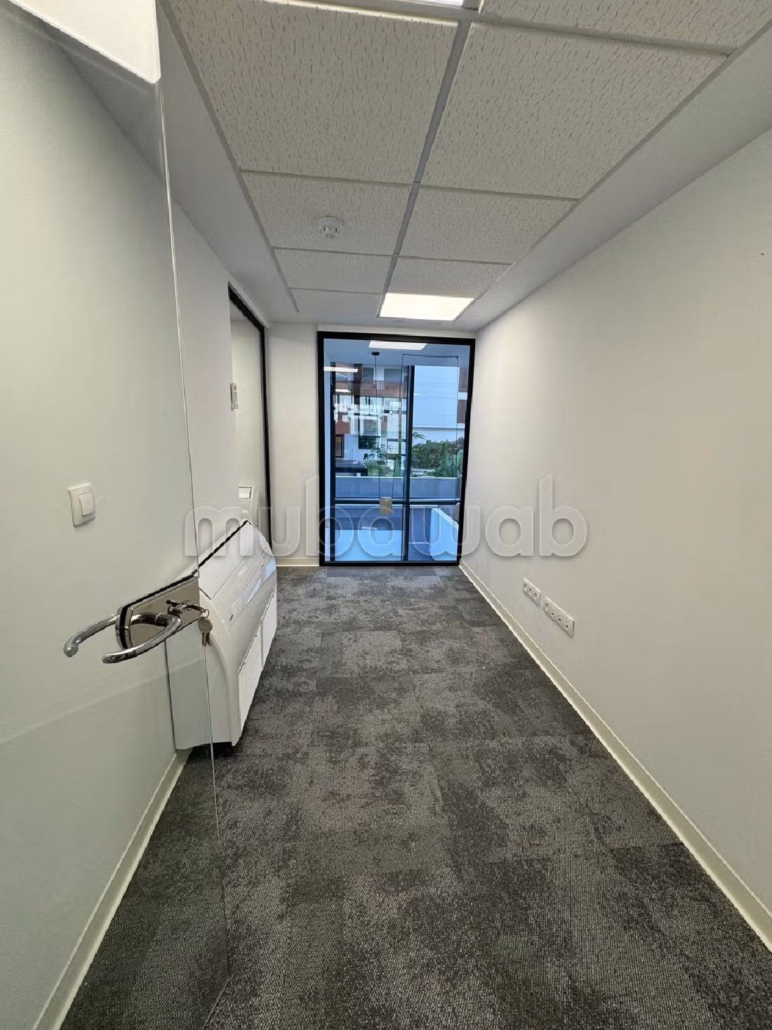 Te huur: kantoorruimte in Casablanca Finance City. Totale oppervlakte 105 m². Verstevigde deur en beveiligingssysteem. 