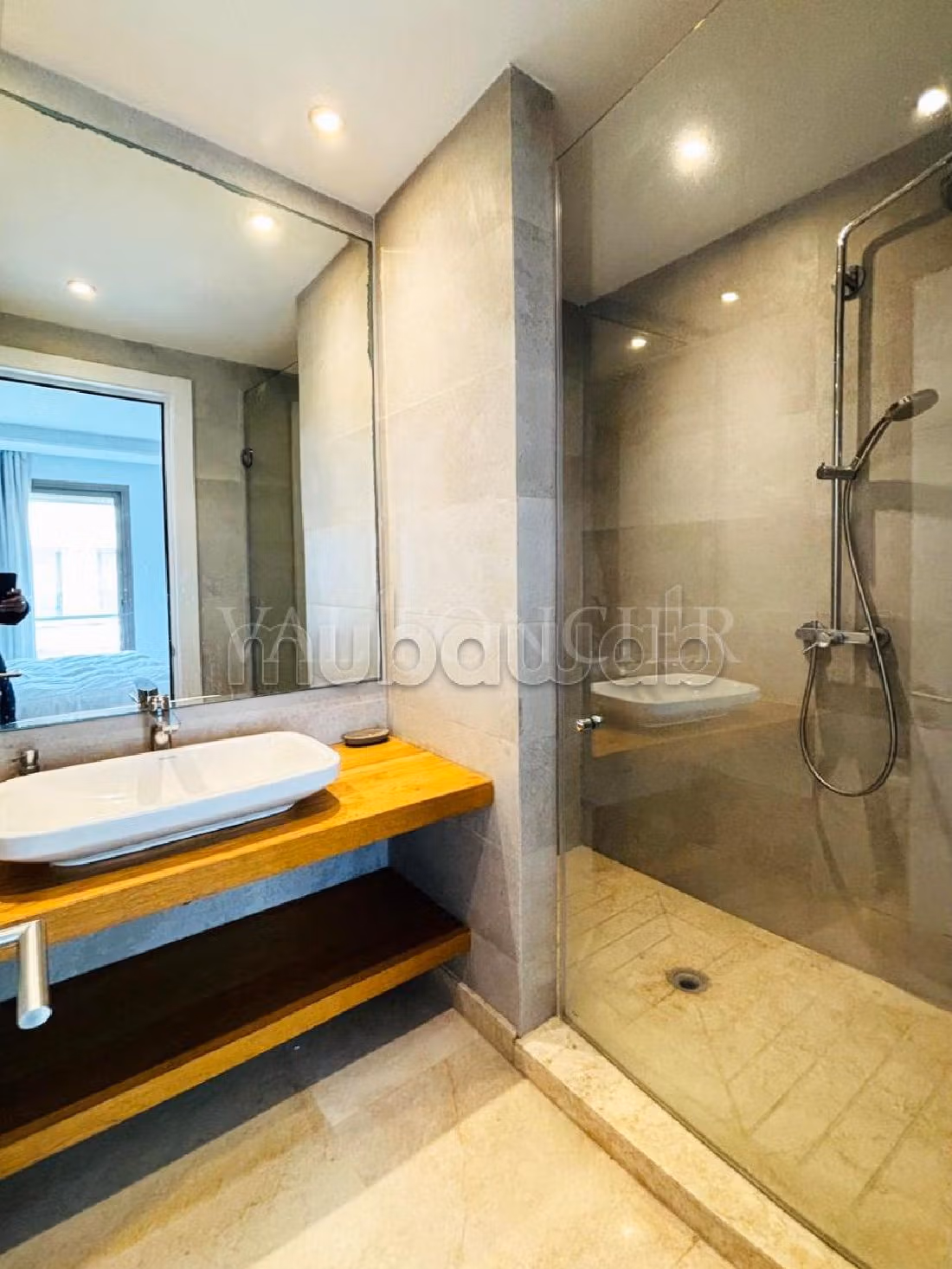 Apartment for rent in Triangle d'Or. Dimension 134 m². Furnished