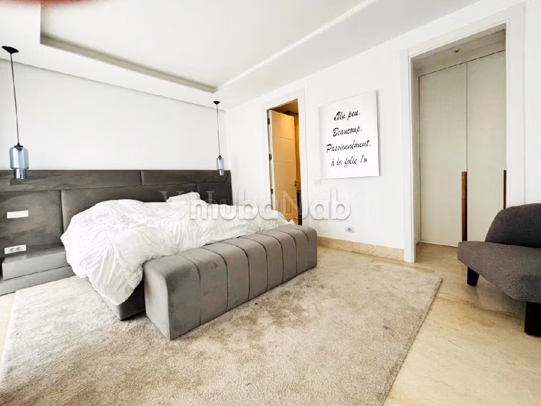 Apartment for rent in Triangle d'Or. Dimension 134 m². Furnished