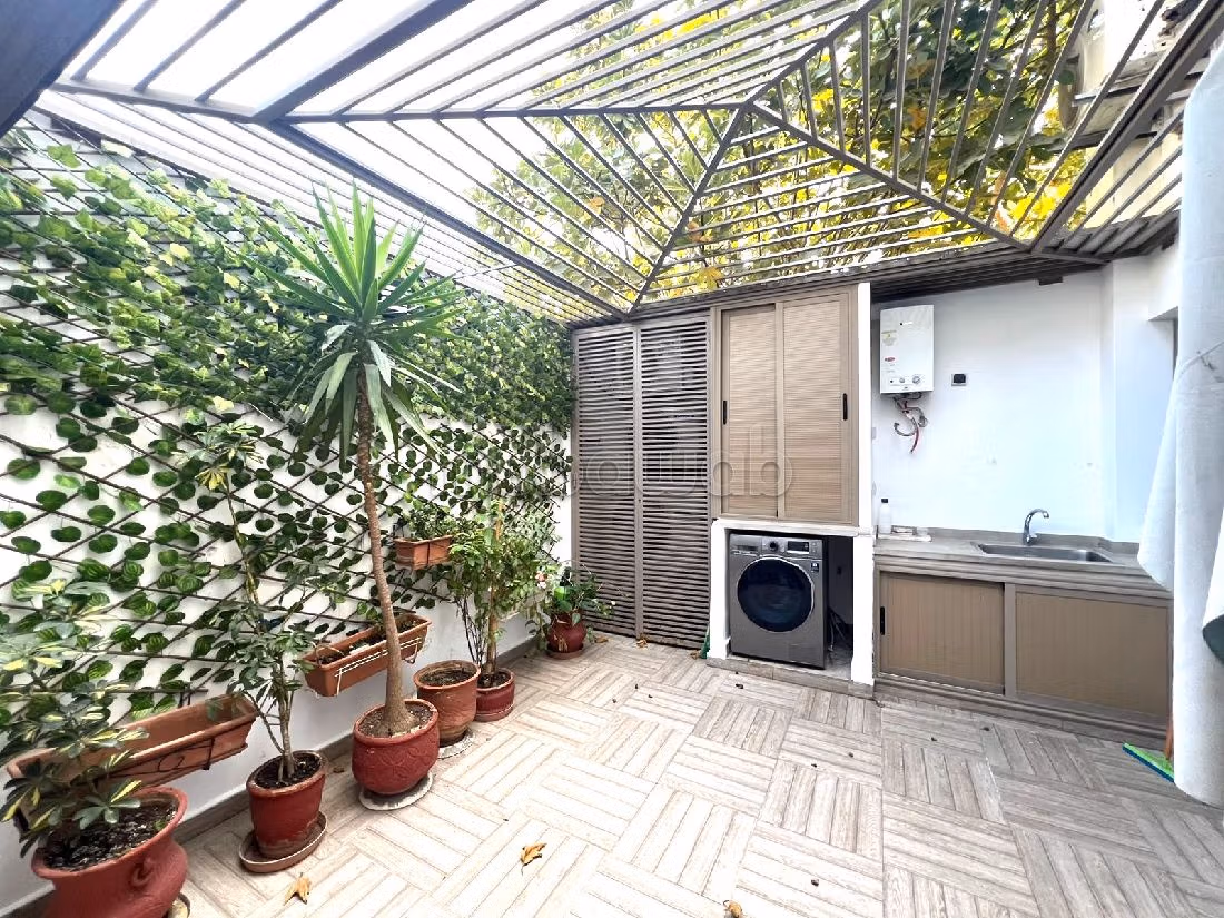 شقة رائعة للبيع بالوازيس. 2 غرف. إقامة بالبواب ، ومكيف هوائي. 