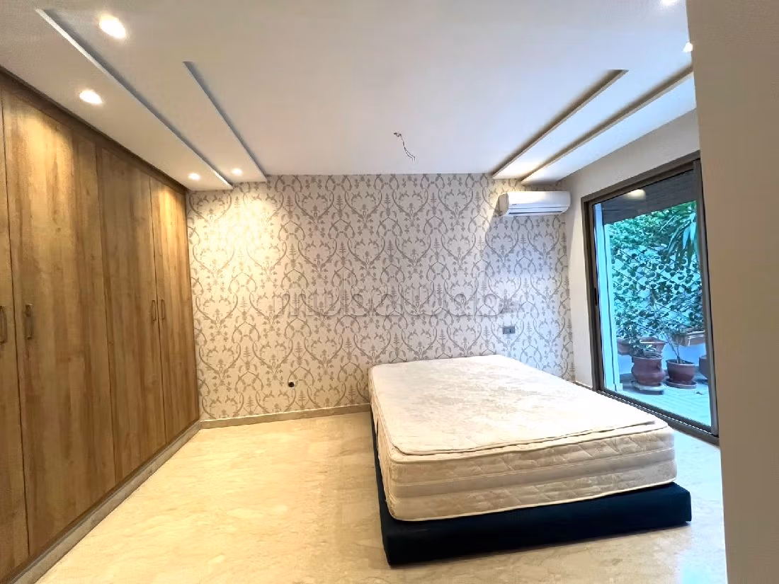 شقة رائعة للبيع بالوازيس. 2 غرف. إقامة بالبواب ، ومكيف هوائي. 