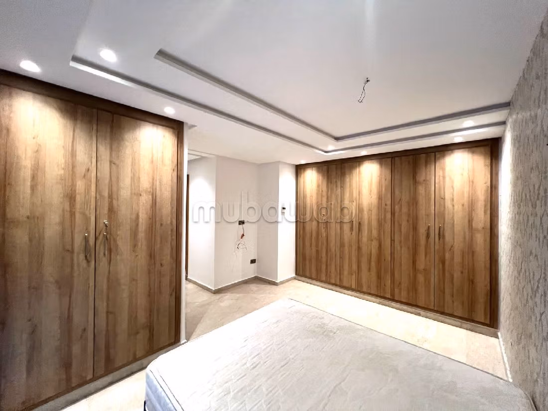 شقة رائعة للبيع بالوازيس. 2 غرف. إقامة بالبواب ، ومكيف هوائي. 