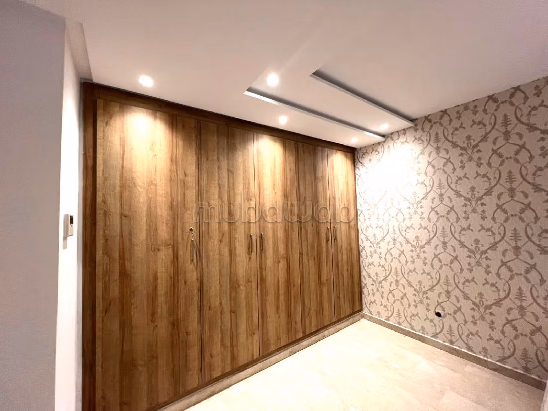 شقة رائعة للبيع بالوازيس. 2 غرف. إقامة بالبواب ، ومكيف هوائي. 