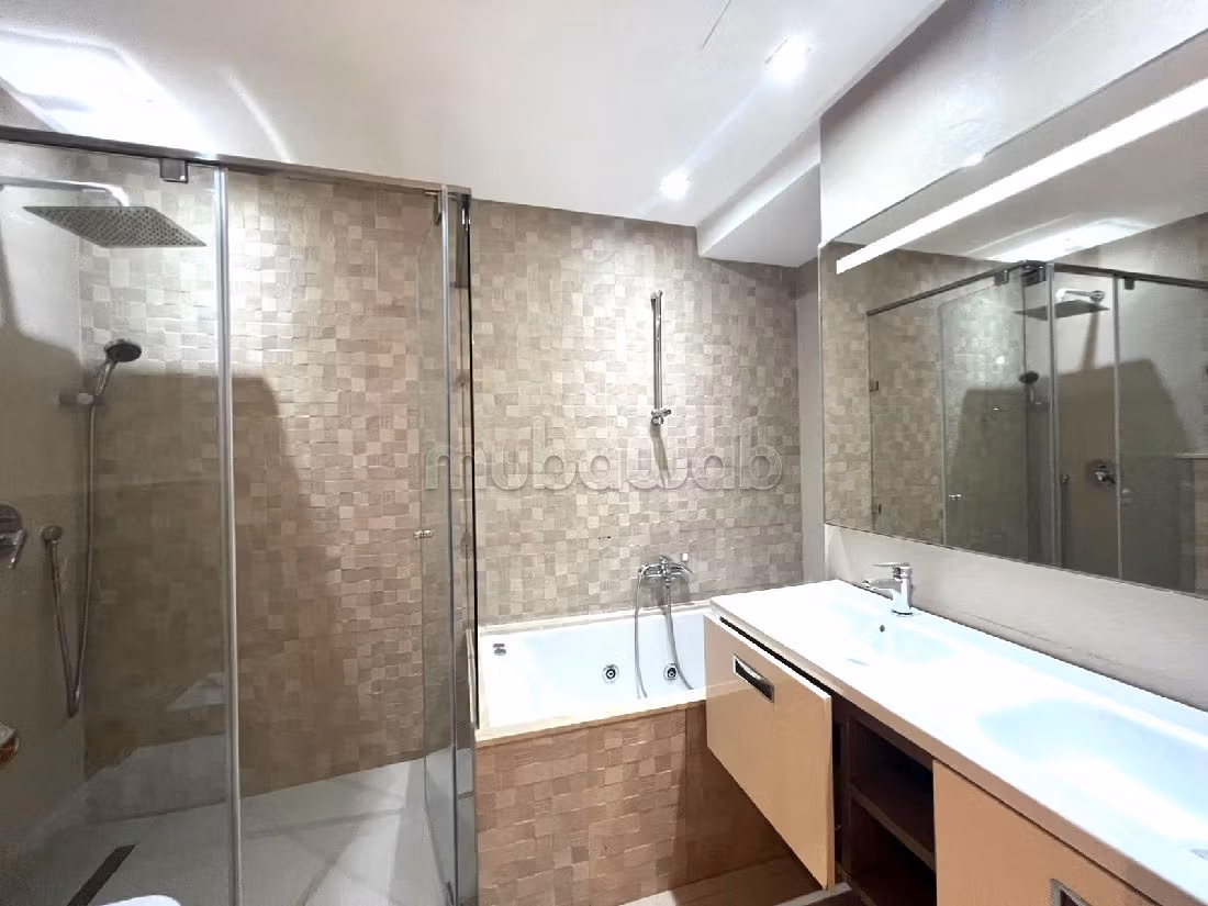 شقة رائعة للبيع بالوازيس. 2 غرف. إقامة بالبواب ، ومكيف هوائي. 