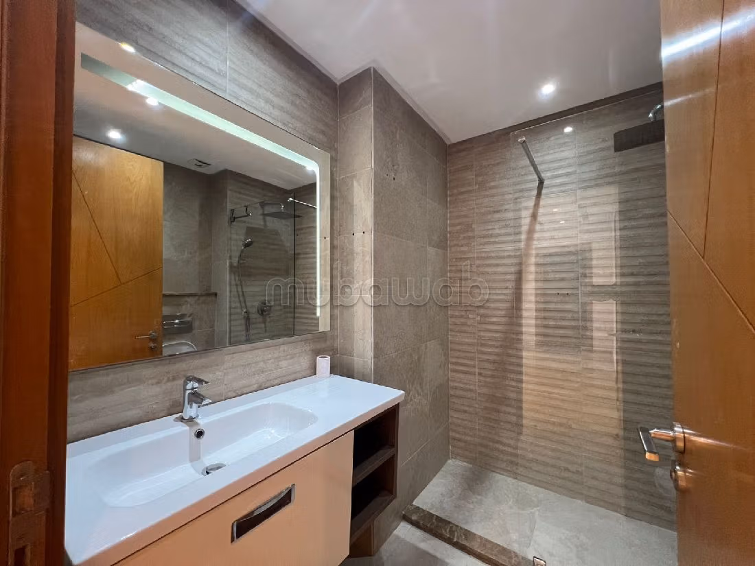 شقة رائعة للبيع بالوازيس. 2 غرف. إقامة بالبواب ، ومكيف هوائي. 