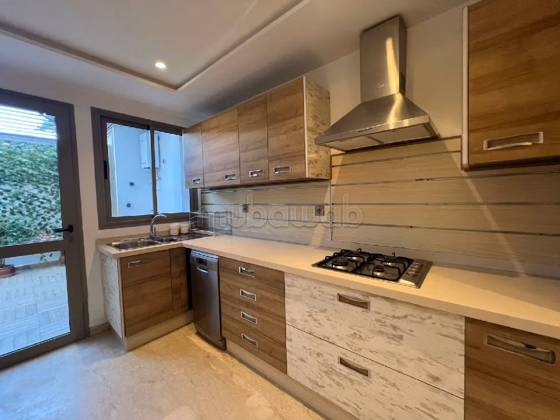 شقة رائعة للبيع بالوازيس. 2 غرف. إقامة بالبواب ، ومكيف هوائي. 