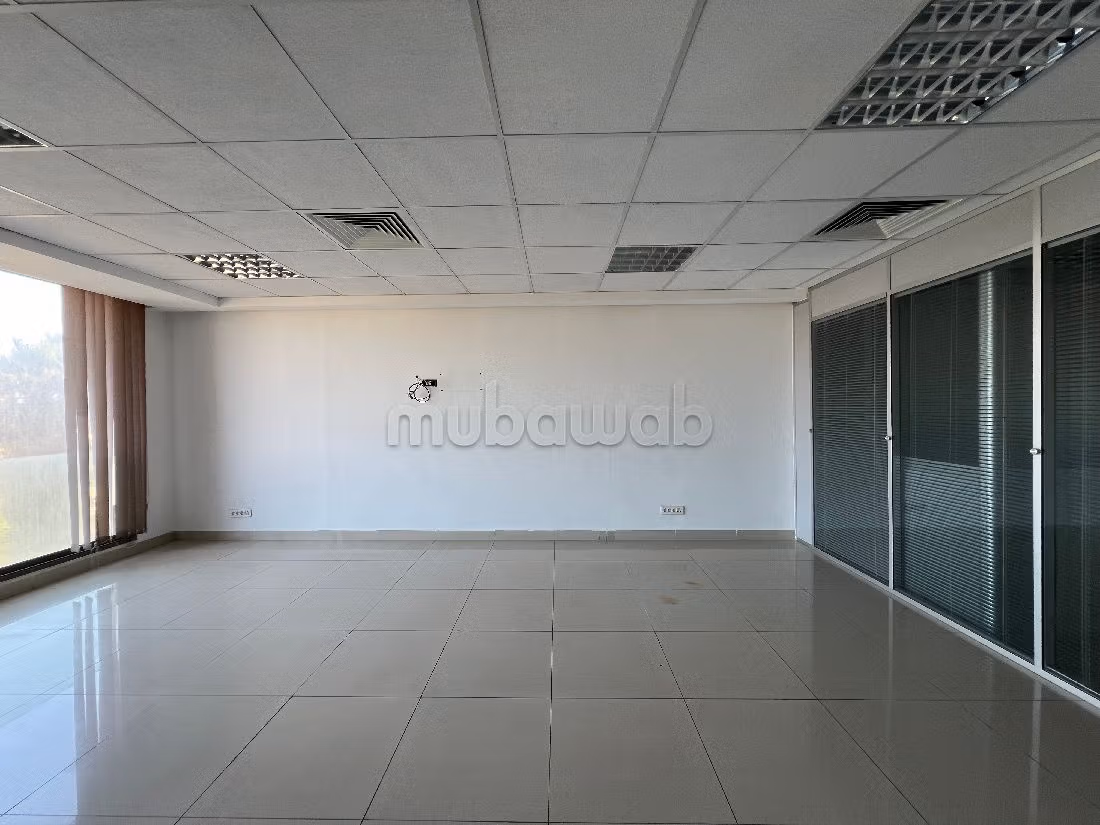 عقارت تجارية للكراء ب بوركون الغربي. المساحة الكلية 96 م². باب متين،إقامة مؤمنة.