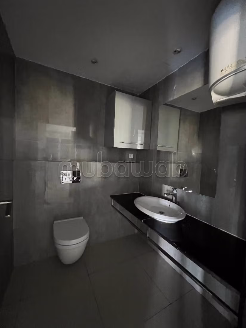 عقارت تجارية للكراء ب بوركون الغربي. المساحة الكلية 96 م². باب متين،إقامة مؤمنة.