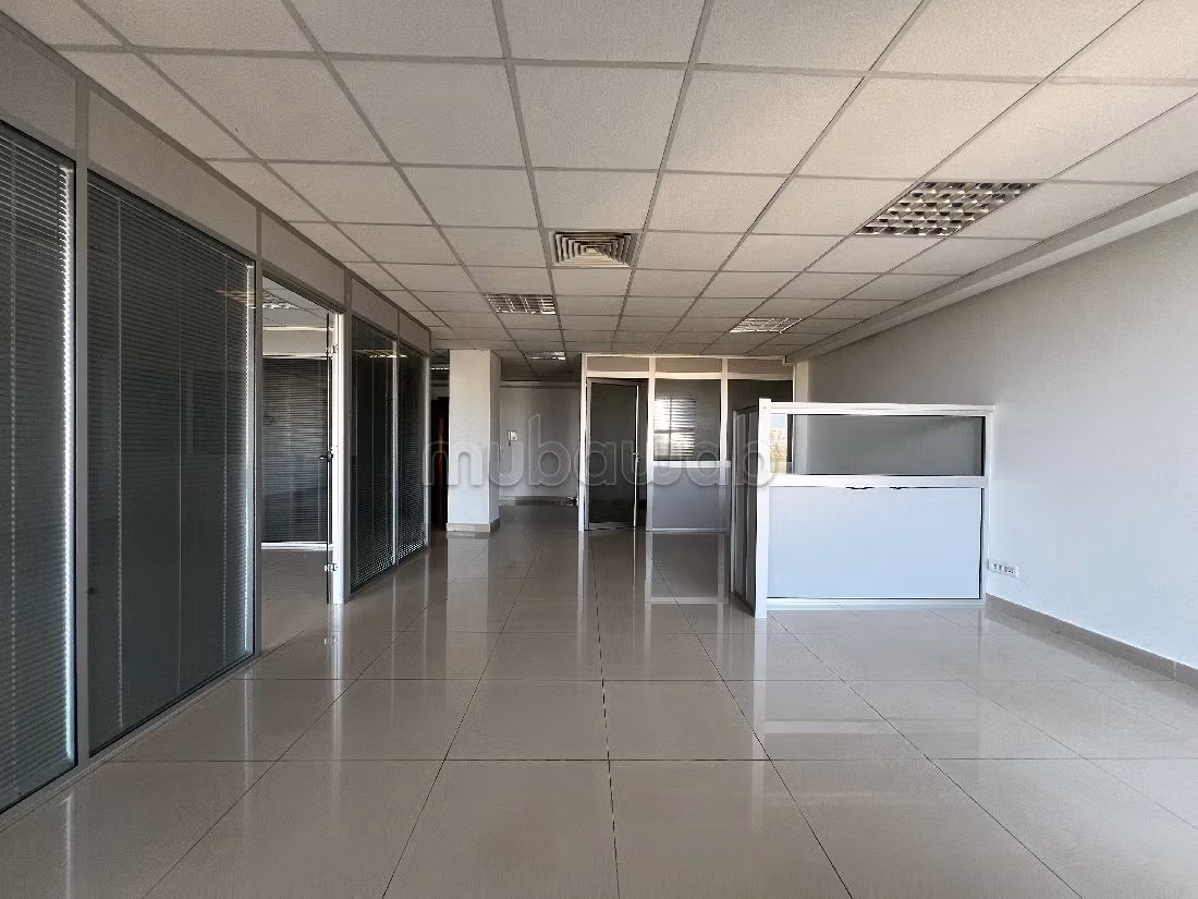 عقارت تجارية للكراء ب بوركون الغربي. المساحة الكلية 96 م². باب متين،إقامة مؤمنة.