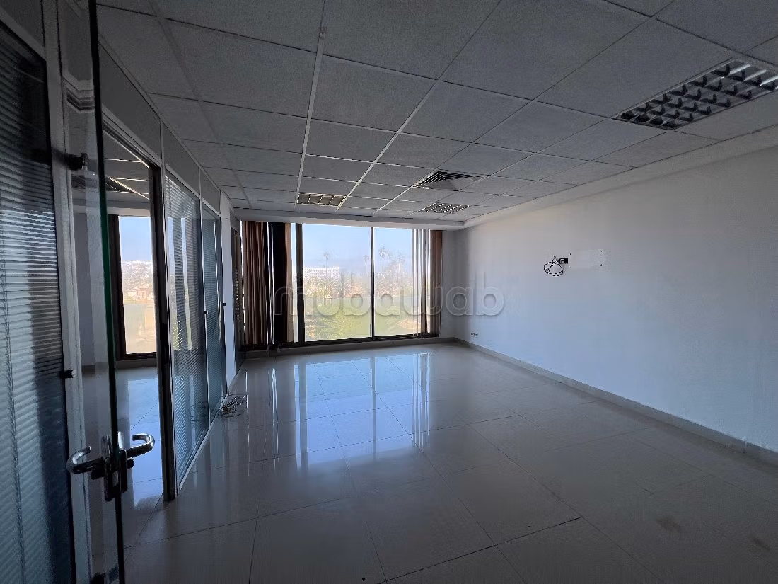 عقارت تجارية للكراء ب بوركون الغربي. المساحة الكلية 96 م². باب متين،إقامة مؤمنة.