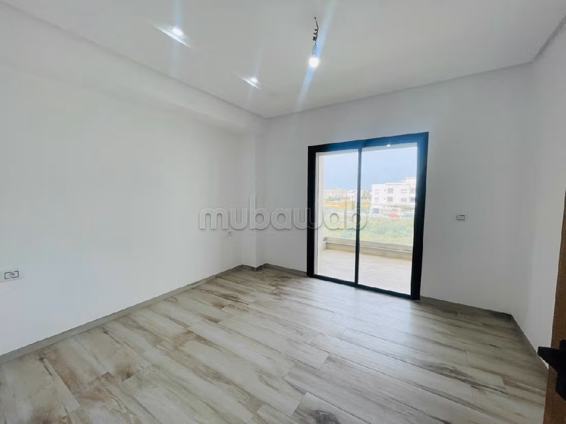 شقة رائعة للإيجار ب حداءق قرطاج. 2 غرف جميلة. موقف السيارات وشرفة. 