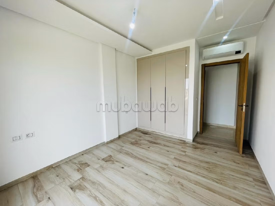 شقة رائعة للإيجار ب حداءق قرطاج. 2 غرف جميلة. موقف السيارات وشرفة. 