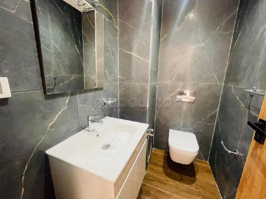 شقة رائعة للإيجار ب حداءق قرطاج. 2 غرف جميلة. موقف السيارات وشرفة. 