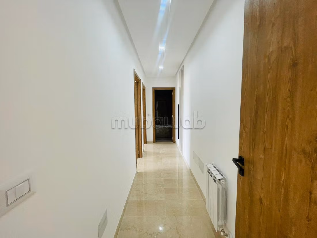 شقة رائعة للإيجار ب حداءق قرطاج. 2 غرف جميلة. موقف السيارات وشرفة. 