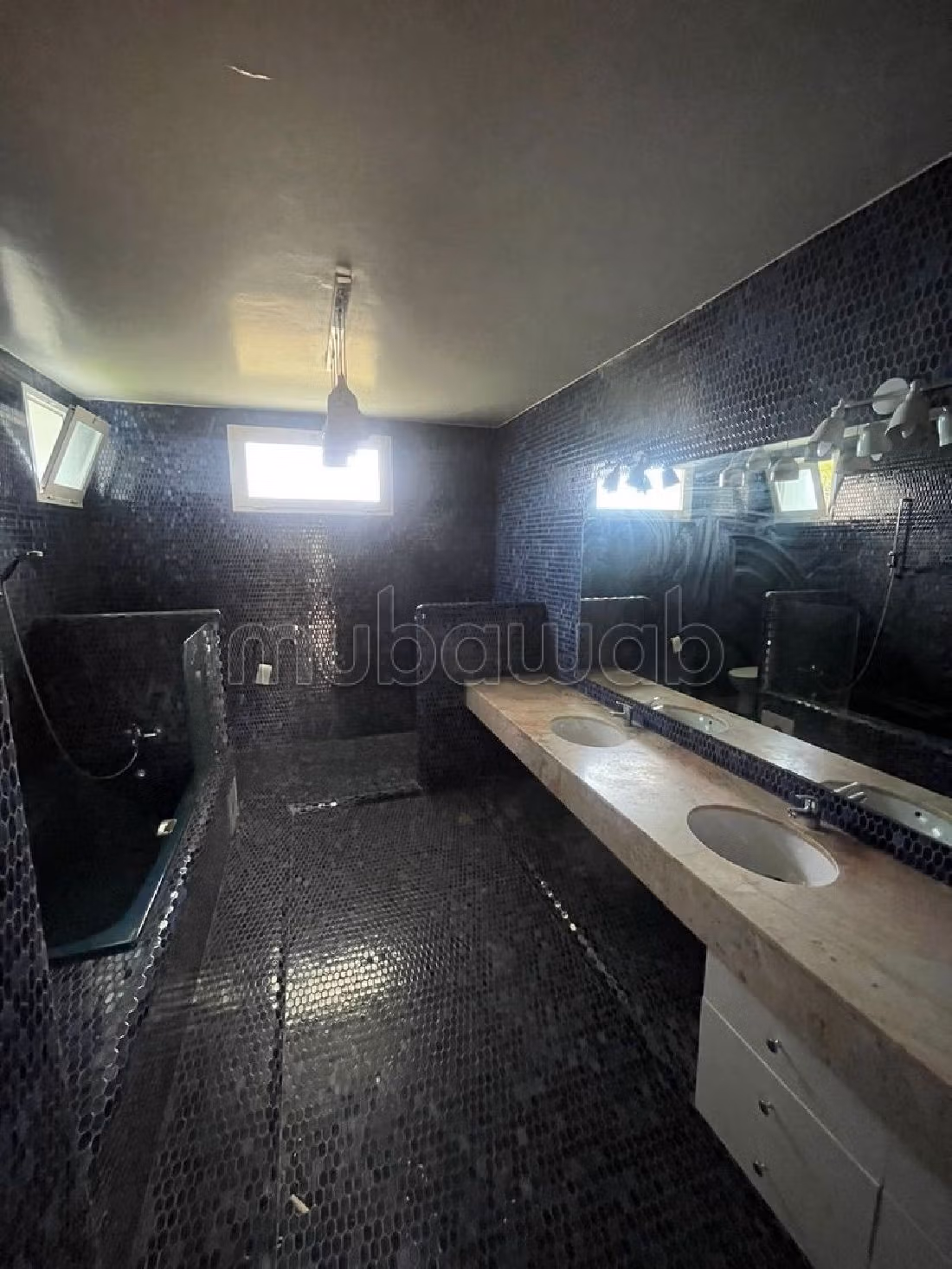 High quality villa for sale in Souissi. 4 beautiful rooms. Soundproofing, Secured door