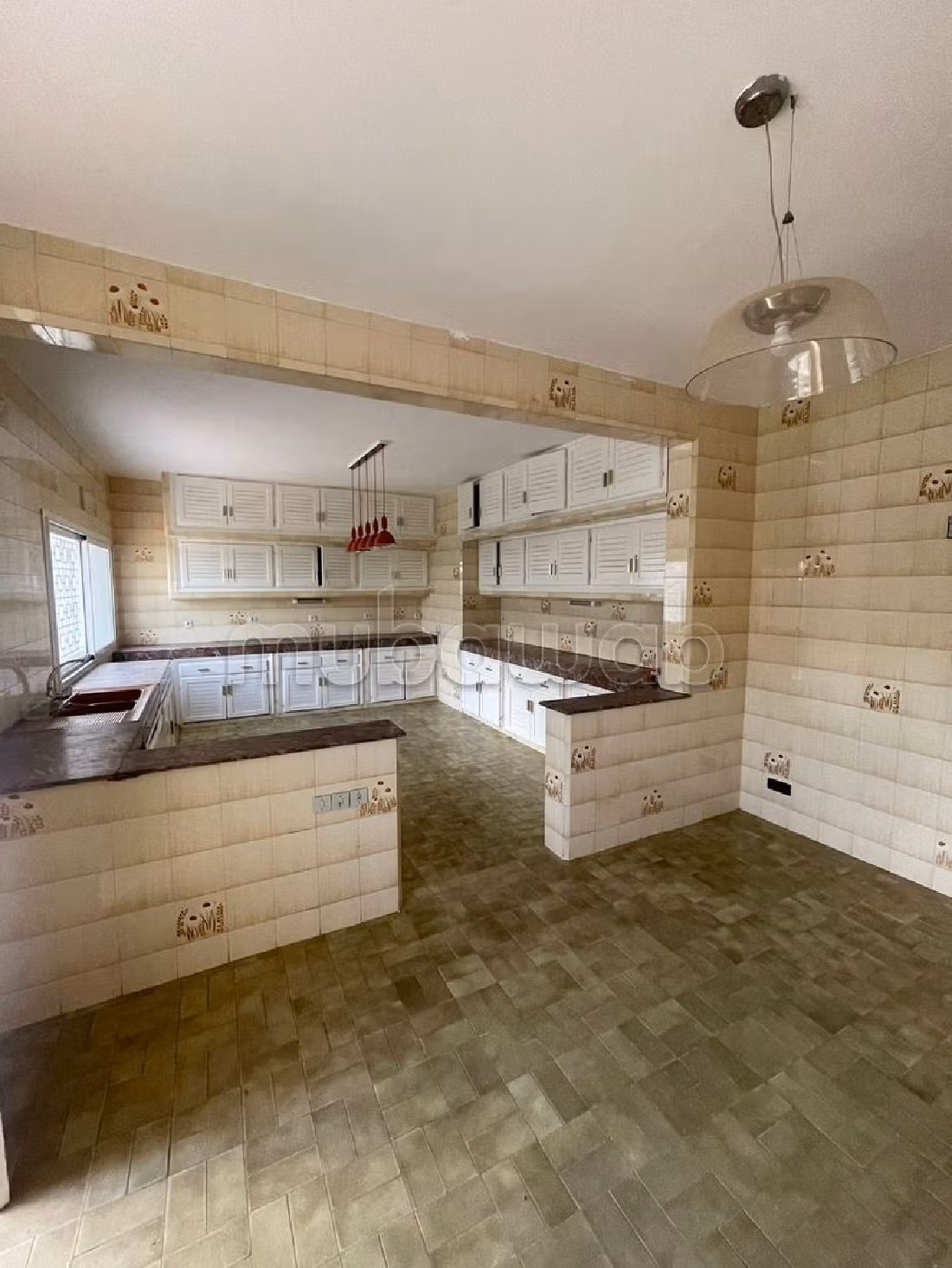 High quality villa for sale in Souissi. 4 beautiful rooms. Soundproofing, Secured door