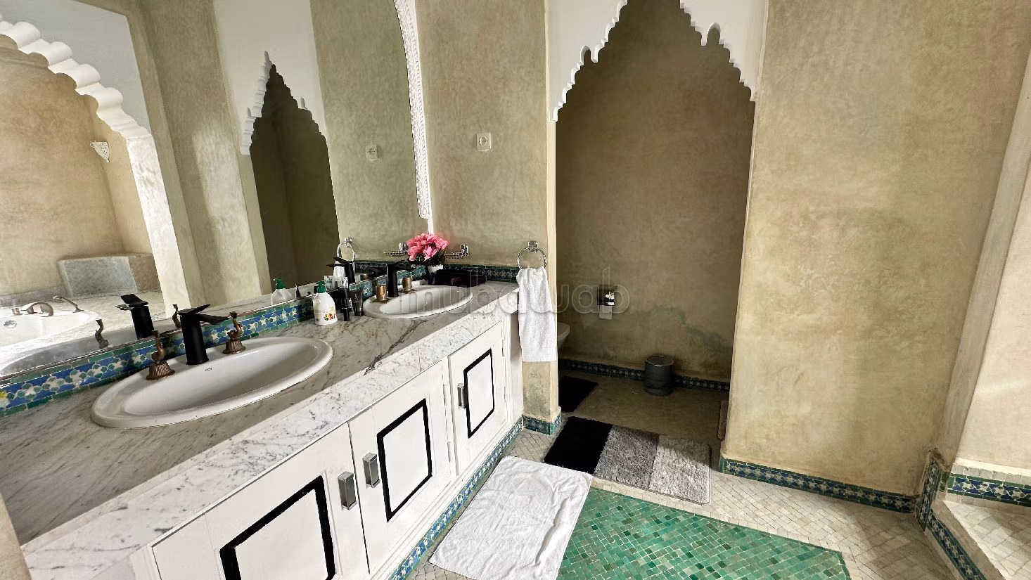 كراء منزل طريق فاس ب. المساحة الإجمالية 650 م². شرفة وحديقة