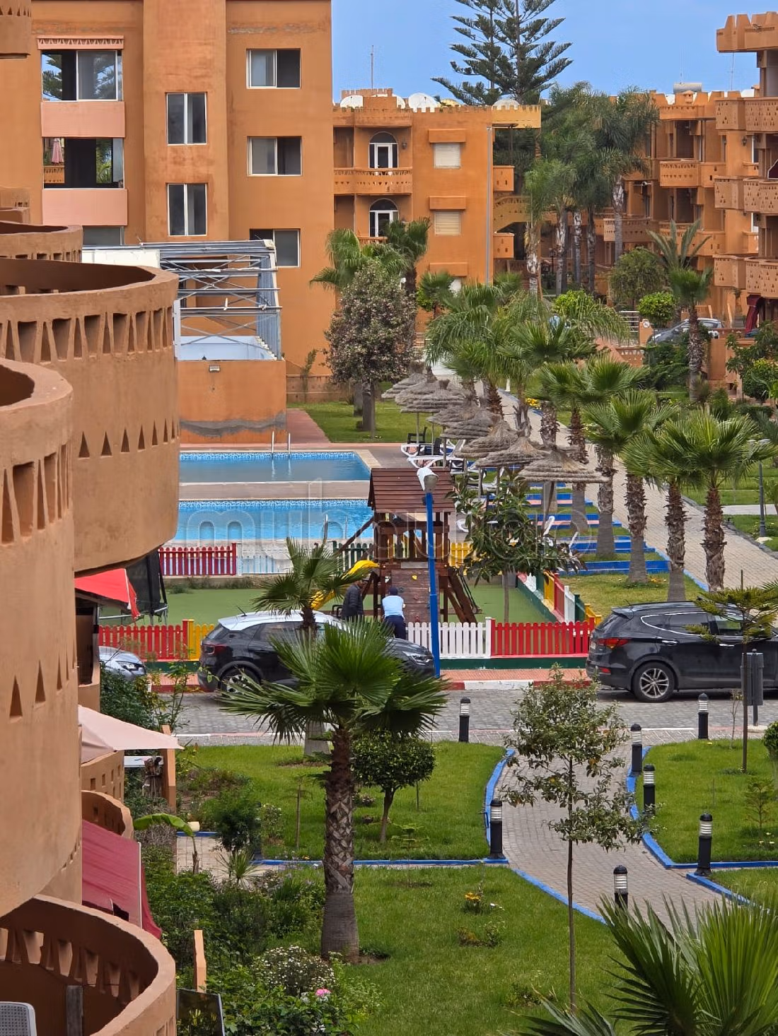 Apartments for rent. 3 comfortable rooms. Parking spaces and garden