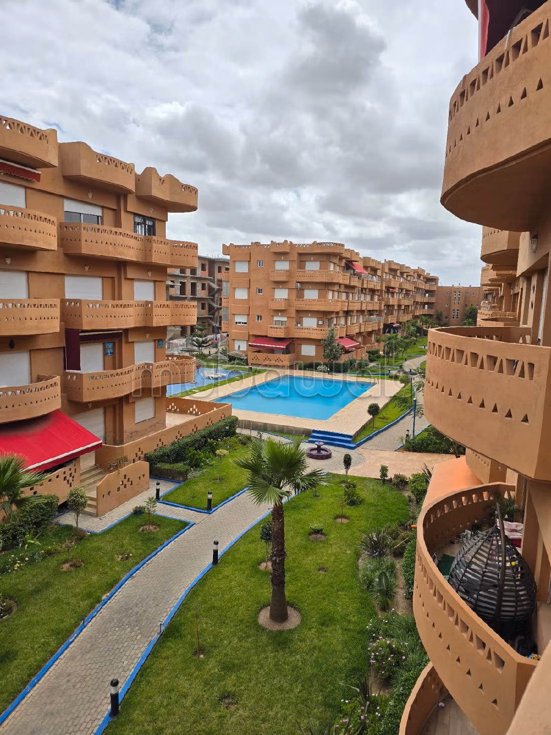 Apartments for rent. 3 comfortable rooms. Parking spaces and garden