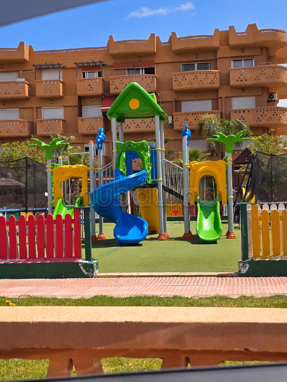 Apartments for rent. 3 comfortable rooms. Parking spaces and garden