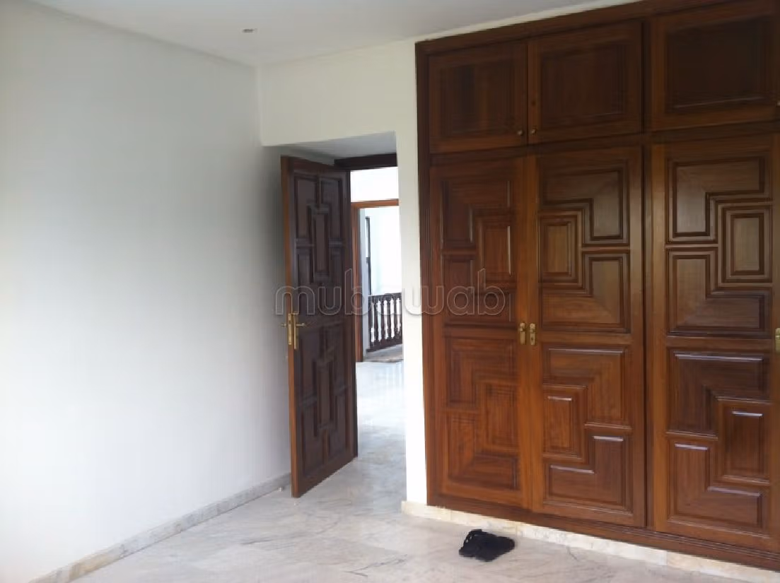 High quality villa for rent in CIL (Hay Salam). 5 comfortable rooms. Fireplace and caretaker service. 