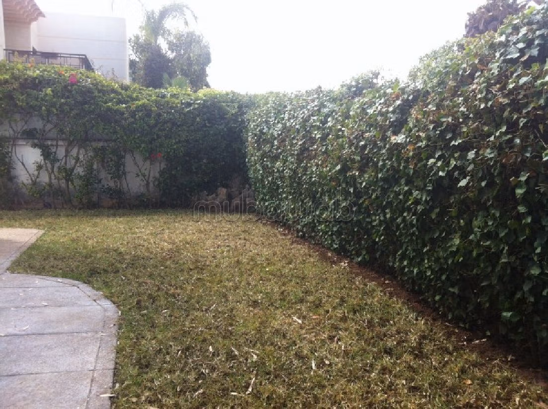 High quality villa for rent in CIL (Hay Salam). 5 comfortable rooms. Fireplace and caretaker service. 