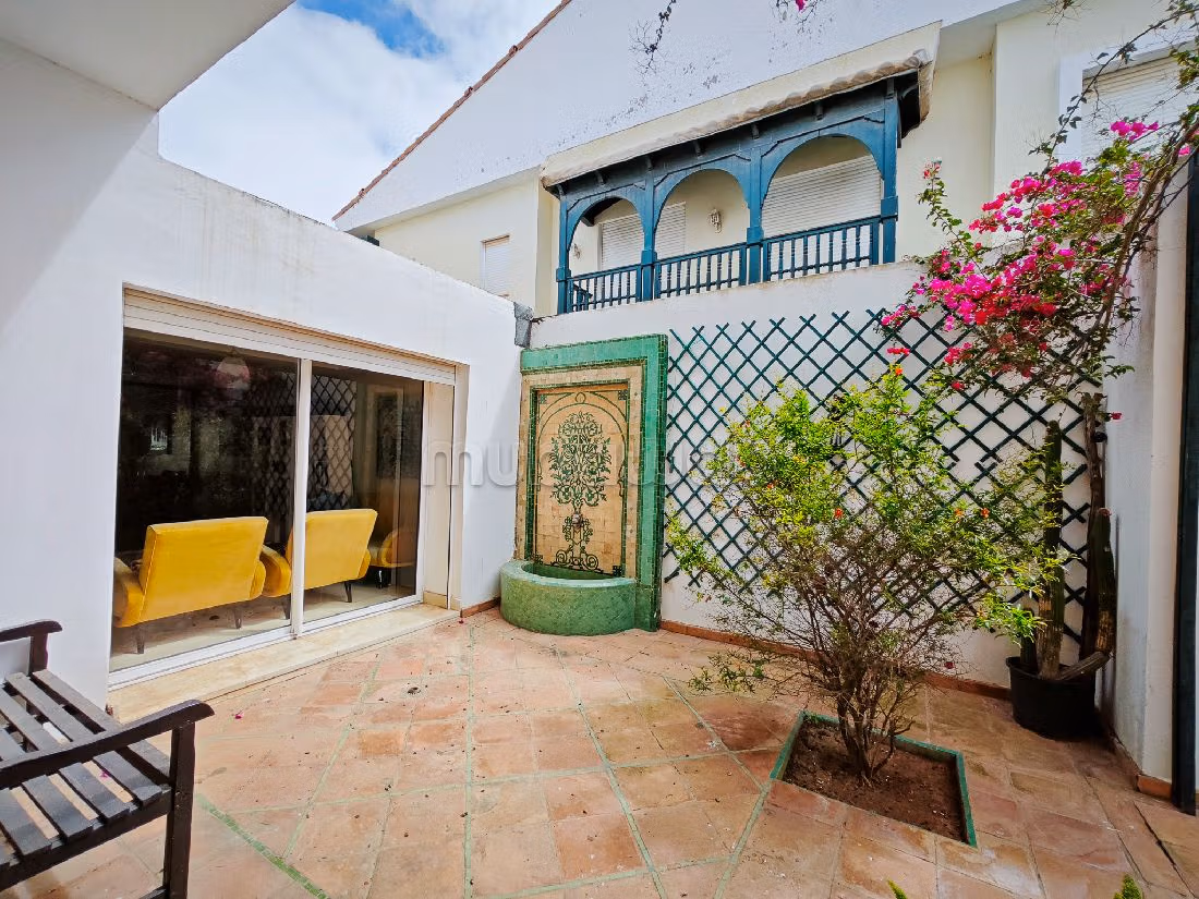 Luxury villa for rent. 9 large rooms. Storage unit