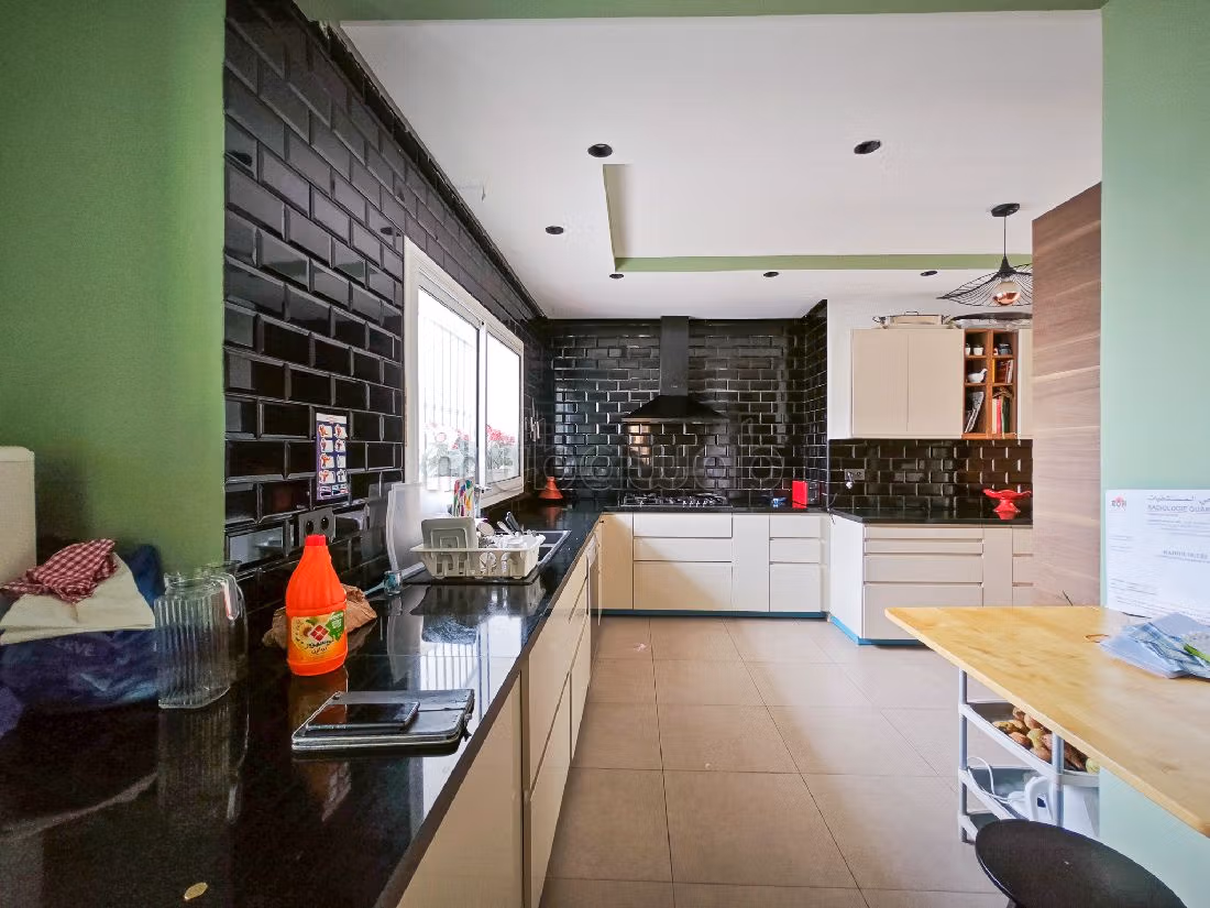 Luxury villa for rent. 9 large rooms. Storage unit