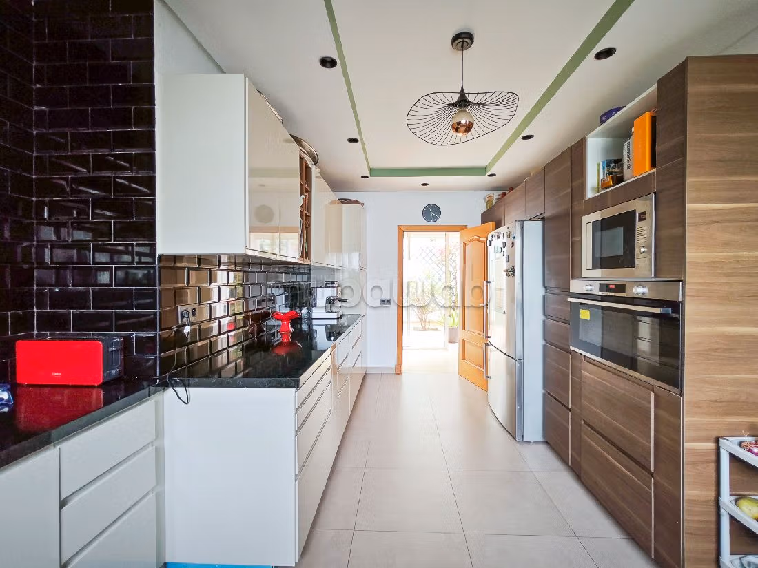 Luxury villa for rent. 9 large rooms. Storage unit