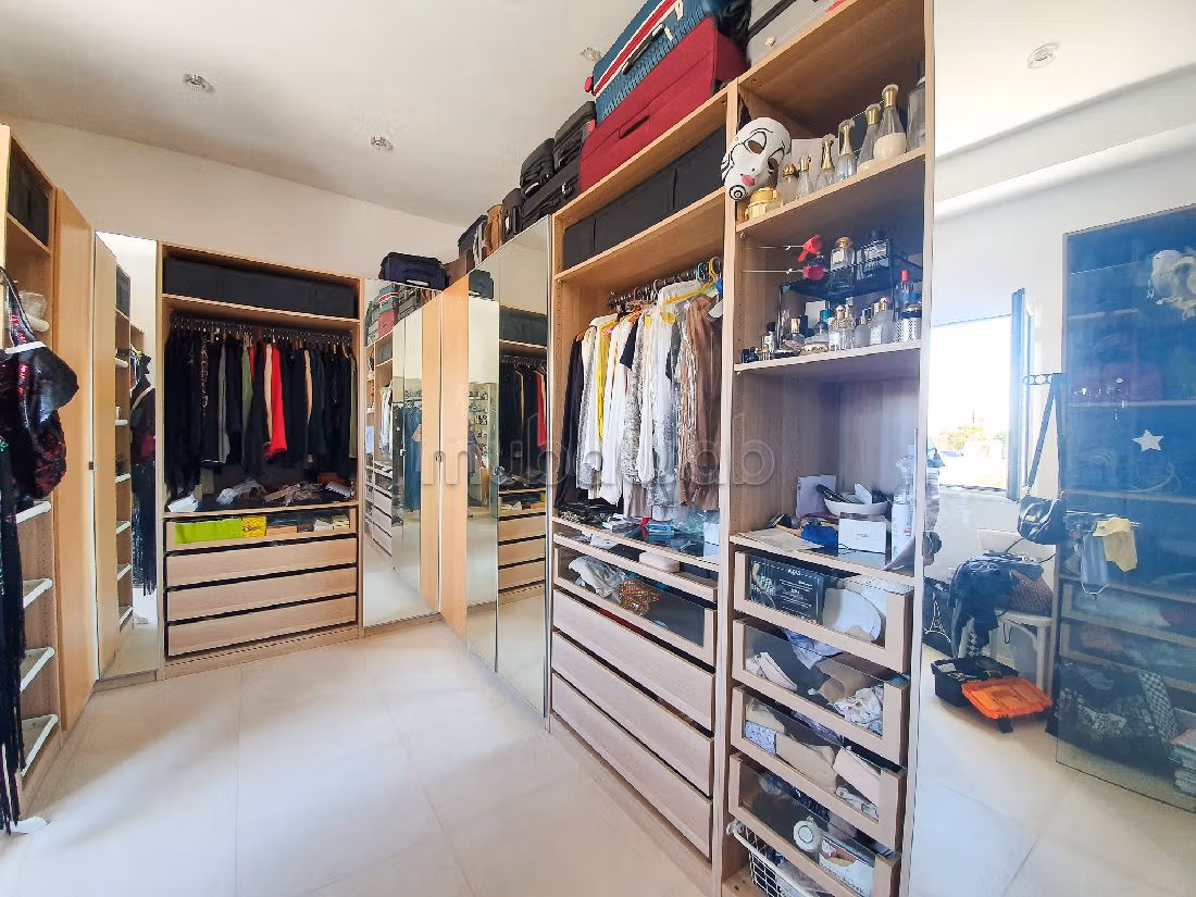 Luxury villa for rent. 9 large rooms. Storage unit