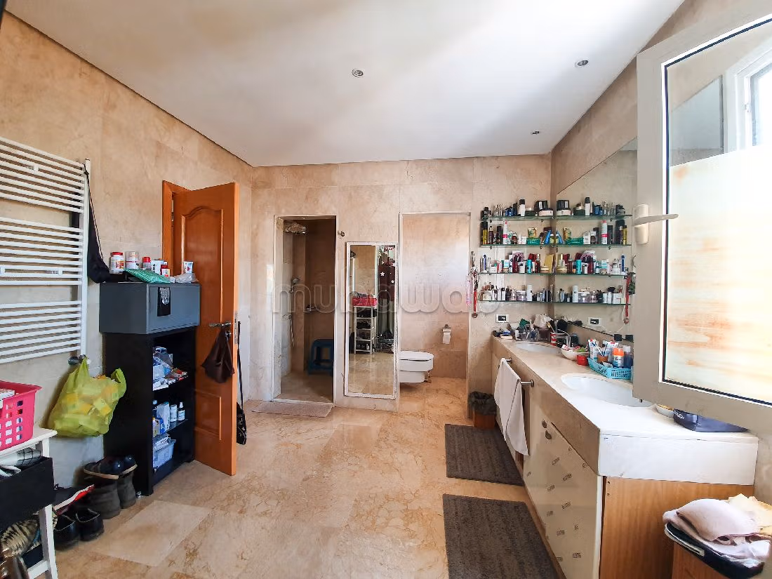 Luxury villa for rent. 9 large rooms. Storage unit