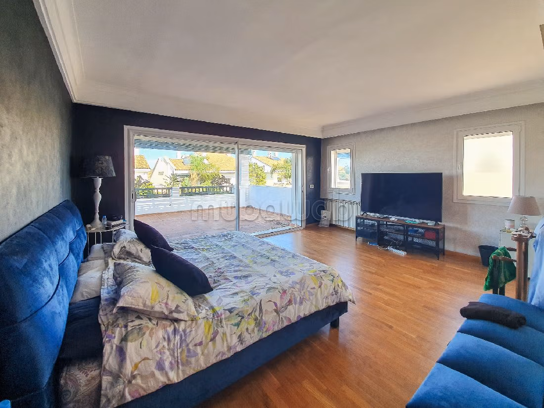 Luxury villa for rent. 9 large rooms. Storage unit