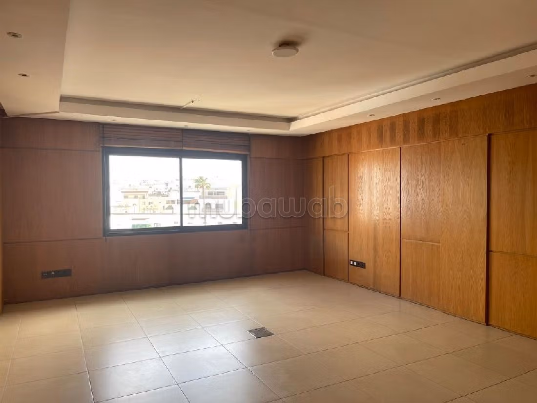 Offices for rent in Maârif. Surface area 350 m². caretaker available, air conditioning system. 