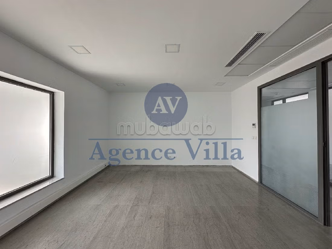 Ufficio in affitto a Les Berges Du Lac 2. Superficie totale 333 m². Servizio di concierge e aria condizionata. 