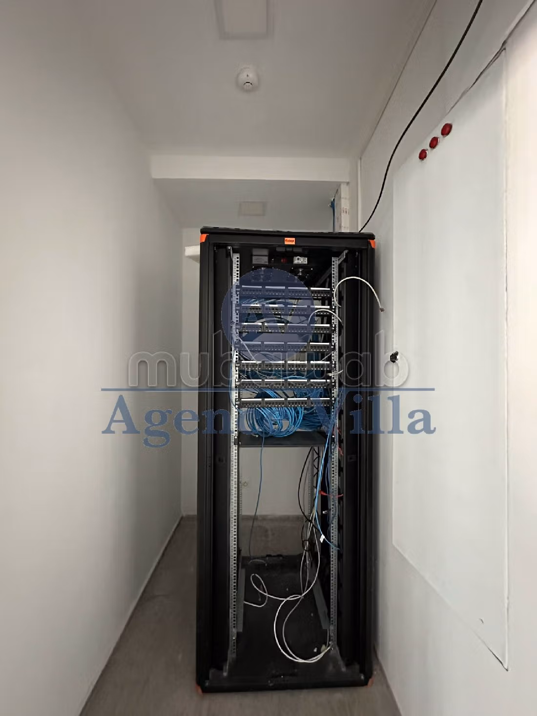 Ufficio in affitto a Les Berges Du Lac 2. Superficie totale 333 m². Servizio di concierge e aria condizionata. 