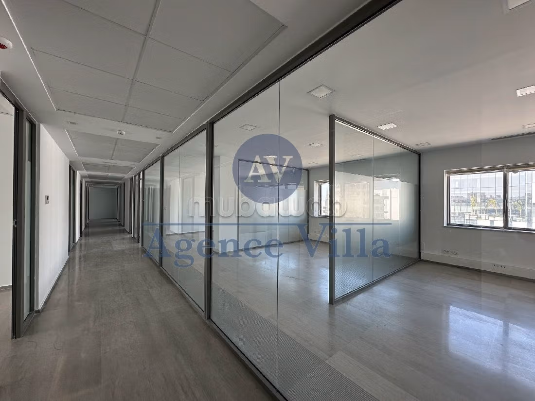 Ufficio in affitto a Les Berges Du Lac 2. Superficie totale 333 m². Servizio di concierge e aria condizionata. 