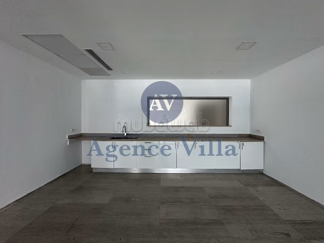 Ufficio in affitto a Les Berges Du Lac 2. Superficie totale 333 m². Servizio di concierge e aria condizionata. 