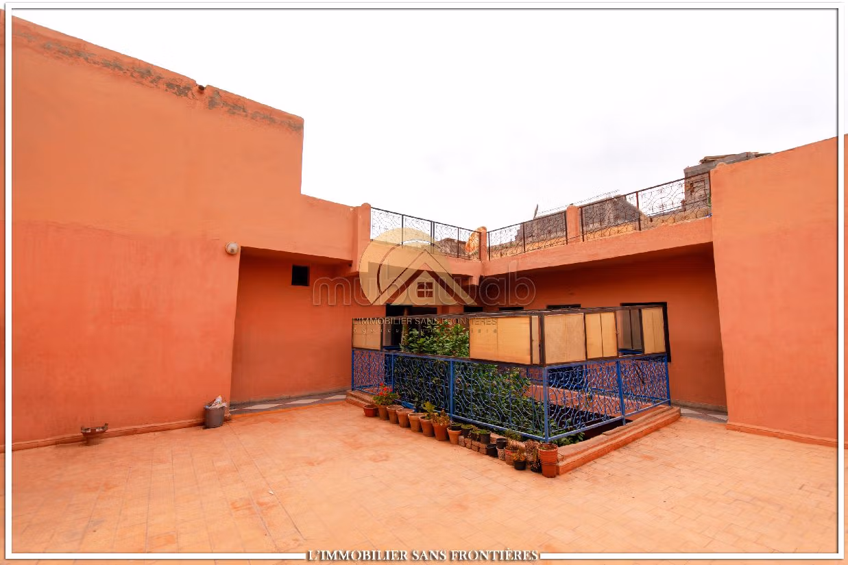 Superb riad for sale in Bab Aylan. 11 large living areas. Storage unit. 