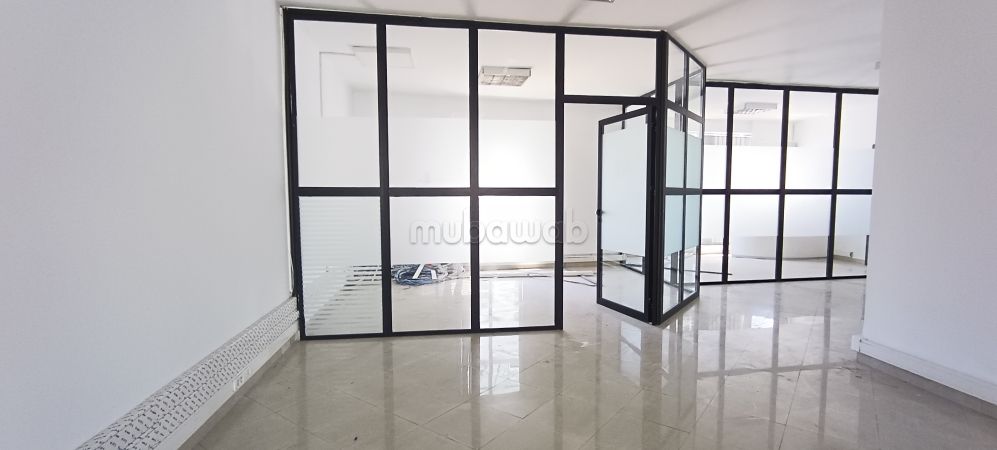 Offices for rent in Racine. Small area 120 m². Lift and parking. 